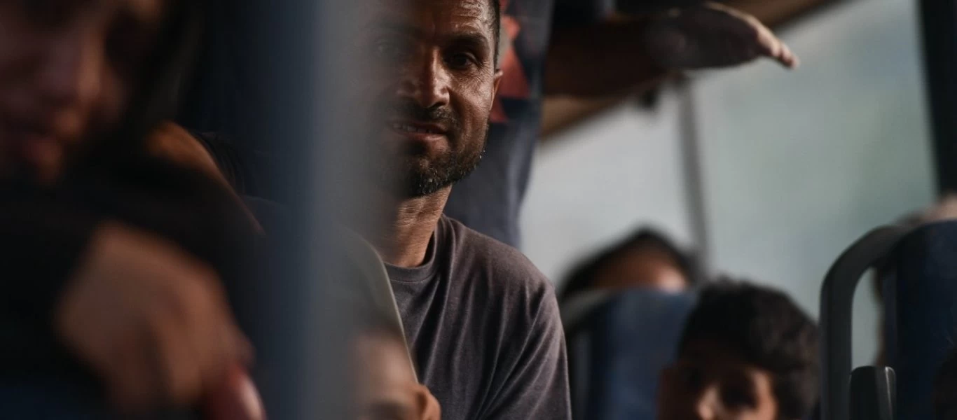 Συνεχίζεται η αποχώρηση παράνομων μεταναστών από τη Μόρια - Εκκενώθηκε η πλατεία Βικτωρίας (φώτο)
